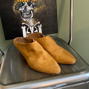 5/$25 Indigo rd tan clogs suede type material size 7.5